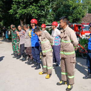 Gerak Cepat Tiga Pilar Kelurahan Garum Bersama Warga Padamkan Kebakaran Rumah di Kebonsari
