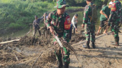 Jumat Bersih, Babinsa Birowo Bersama Warga Kerja Bakti Bersihkan Sungai Complang