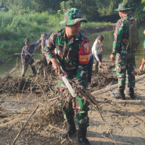 Jumat Bersih, Babinsa Birowo Bersama Warga Kerja Bakti Bersihkan Sungai Complang Jumat Bersih, Babinsa Birowo Bersama Warga Kerja Bakti Bersihkan Sungai Complang