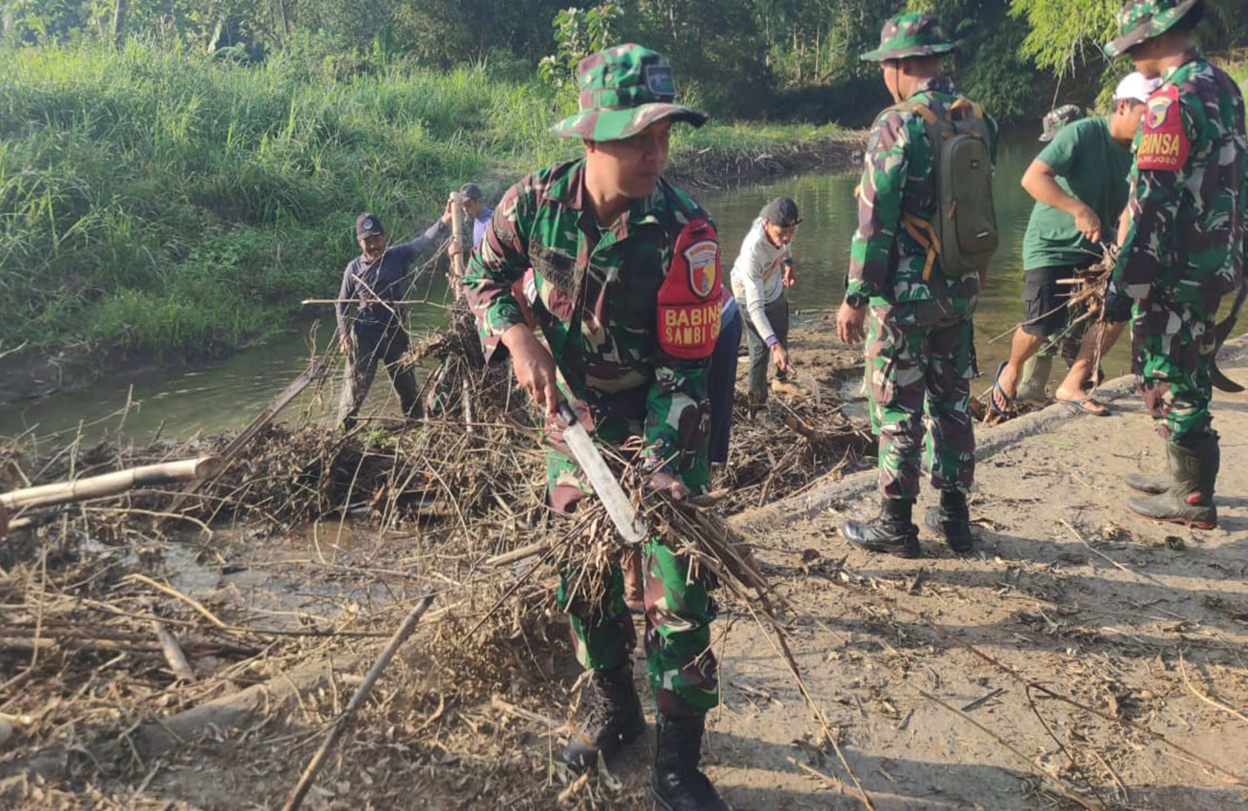 Jumat Bersih, Babinsa Birowo Bersama Warga Kerja Bakti Bersihkan Sungai Complang
