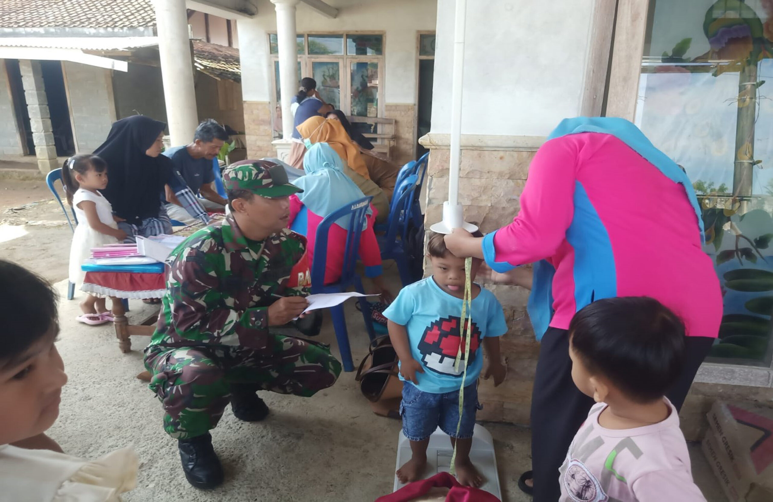 Babinsa Panggungasri Bersama Kader dan Bidan Desa Aktif Cegah Stunting Lewat Posyandu Balita