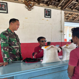 Babinsa Kalitengah Bersama Tiga Pilar Dampingi Penyaluran Bantuan Pangan Beras Bulog Untuk 502 Warga Babinsa Kalitengah Bersama Tiga Pilar Dampingi Penyaluran Bantuan Pangan Beras Bulog Untuk 502 Warga