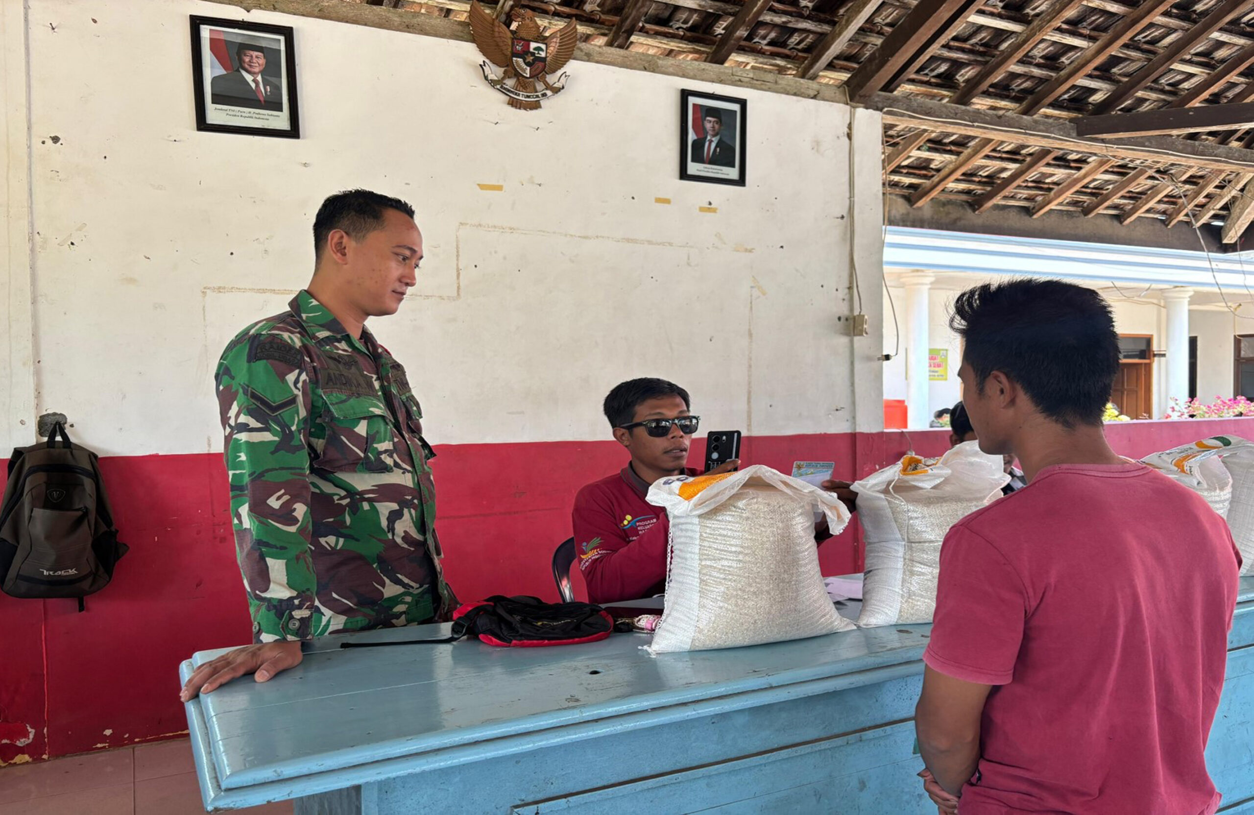 Babinsa Kalitengah Bersama Tiga Pilar Dampingi Penyaluran Bantuan Pangan Beras Bulog Untuk 502 Warga