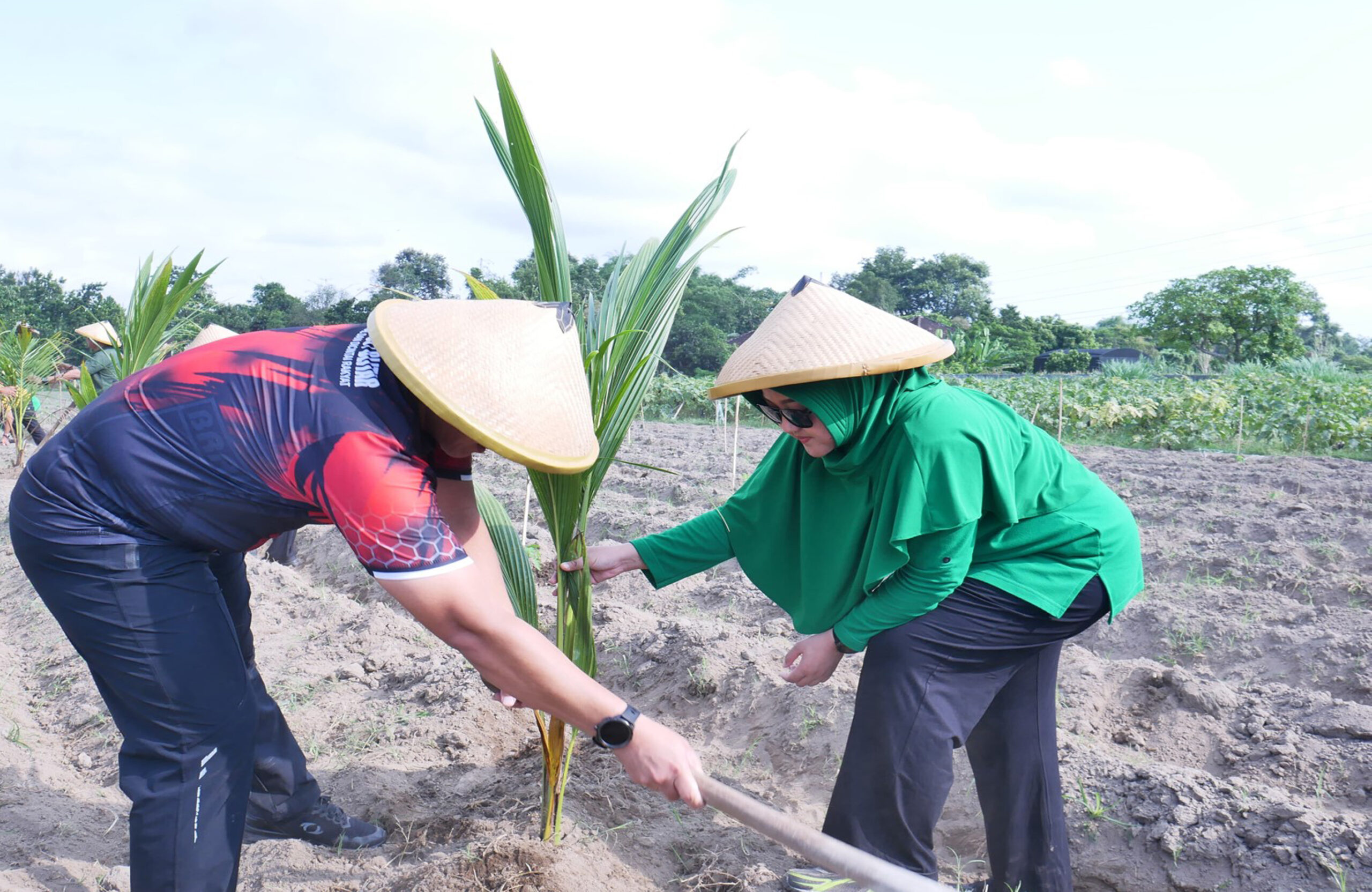 Pematangan Lahan Siap, Kodim 0808/Blitar Tanam Bibit Di Lahan Integrated Farming Desa Dandong