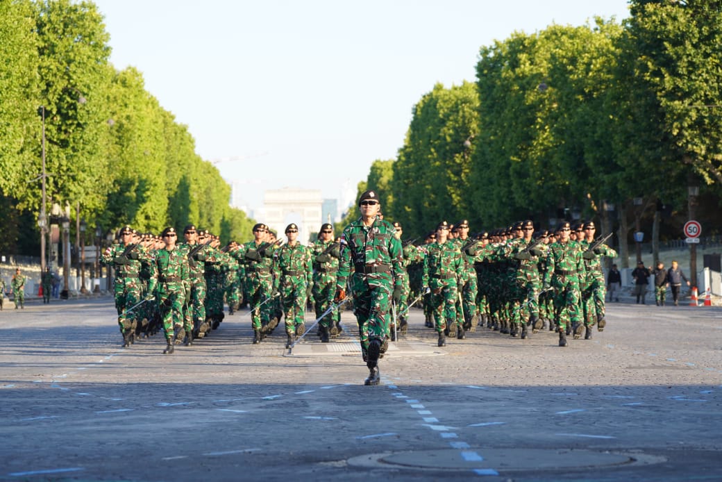 Prajurit TNI dan Lokananta Berlatih di Boulevard Bersejarah Paris