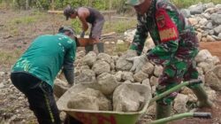 Dekat dengan Warga, Babinsa Turun Langsung Bantu Bangun Pondasi Rumah Warga Binaan