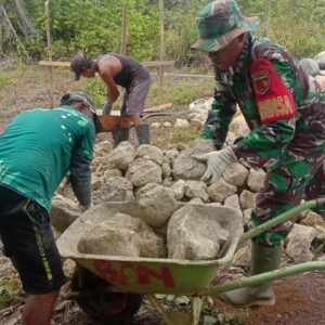 Dekat dengan Warga, Babinsa Turun Langsung Bantu Bangun Pondasi Rumah Warga Binaan Dekat dengan Warga, Babinsa Turun Langsung Bantu Bangun Pondasi Rumah Warga Binaan