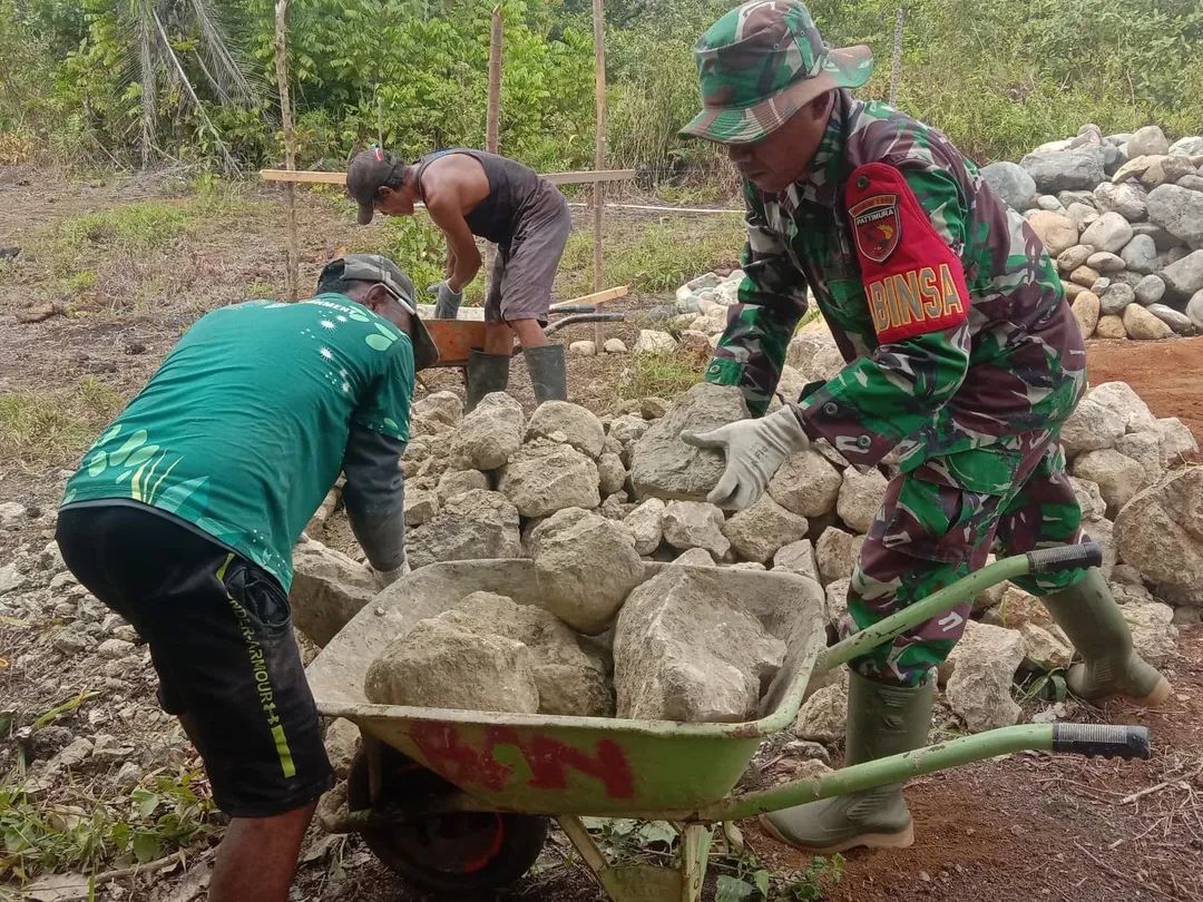 Dekat dengan Warga, Babinsa Turun Langsung Bantu Bangun Pondasi Rumah Warga Binaan