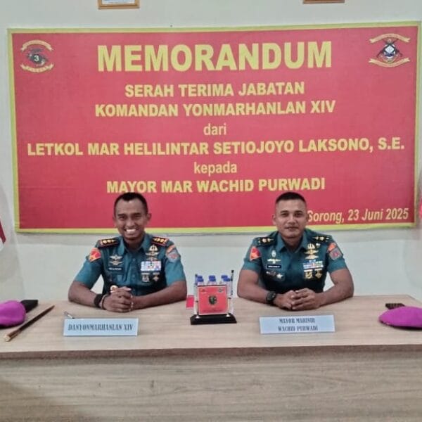Tongkat Komando Danyonmarhanlan XIV Sorong Bergeser: Letkol Marinir Helilintar Serahkan Memorandum kepada Mayor Marinir Wachid