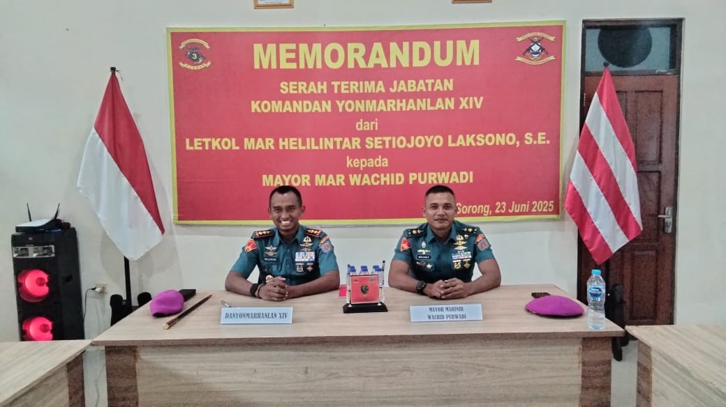 Tongkat Komando Danyonmarhanlan XIV Sorong Bergeser: Letkol Marinir Helilintar Serahkan Memorandum kepada Mayor Marinir Wachid