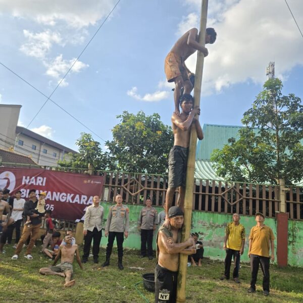Meriahkan HUT Bhayangkara ke-79, Polsek Cikupa Gelar Lomba Panjat Pinang di Desa Talaga
