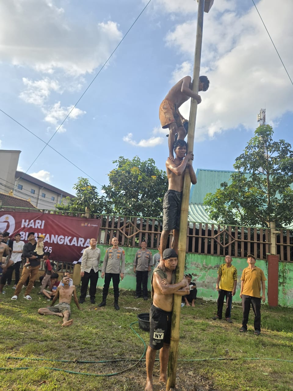 Meriahkan HUT Bhayangkara ke-79, Polsek Cikupa Gelar Lomba Panjat Pinang di Desa Talaga