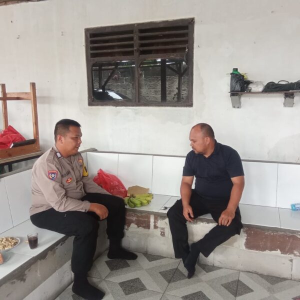 Bhabinkamtibmas Desa Bojong Sambangi Warga, Jalin Kedekatan dan Imbau Waspada Kamtibmas