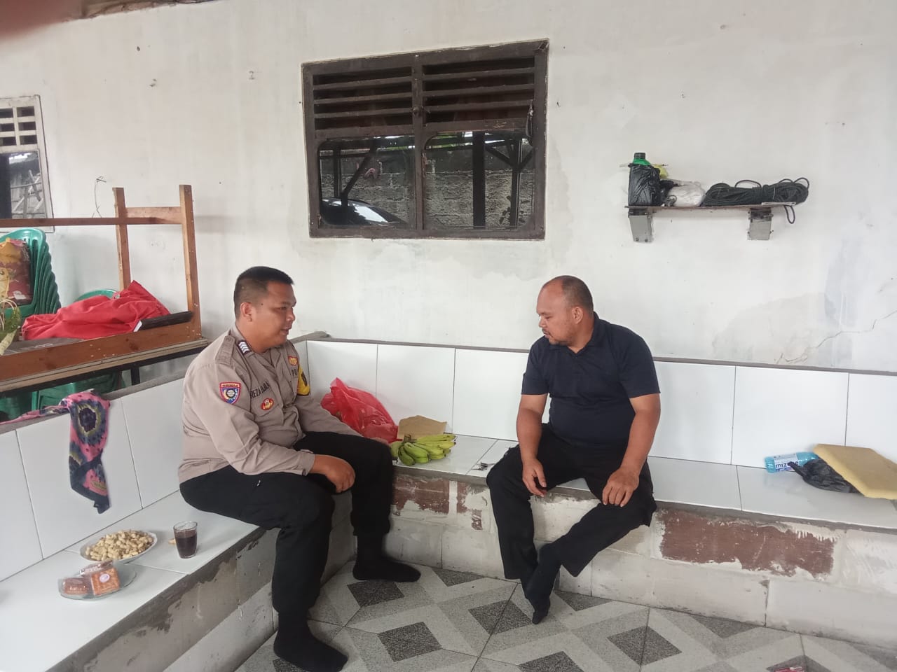 Bhabinkamtibmas Desa Bojong Sambangi Warga, Jalin Kedekatan dan Imbau Waspada Kamtibmas