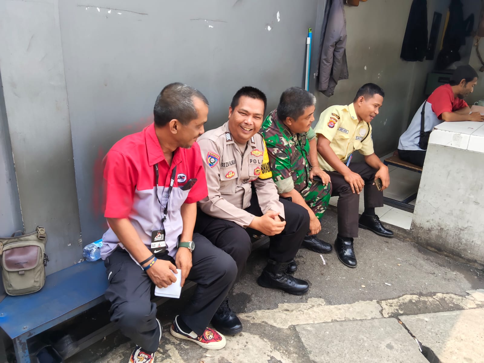 Polsek Cikupa Lakukan Sambang dan Sosialisasi Layanan Kepolisian 110 kepada Warga Desa Bojong