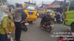 Protap Pagi Polsek Cikupa, AIPTU Sapudin Atur Arus Lalu Lintas di Jalan Raya Serang