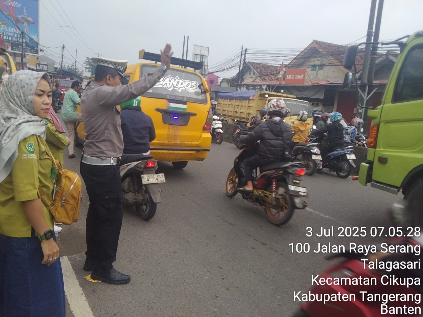 Protap Pagi Polsek Cikupa, AIPTU Sapudin Atur Arus Lalu Lintas di Jalan Raya Serang