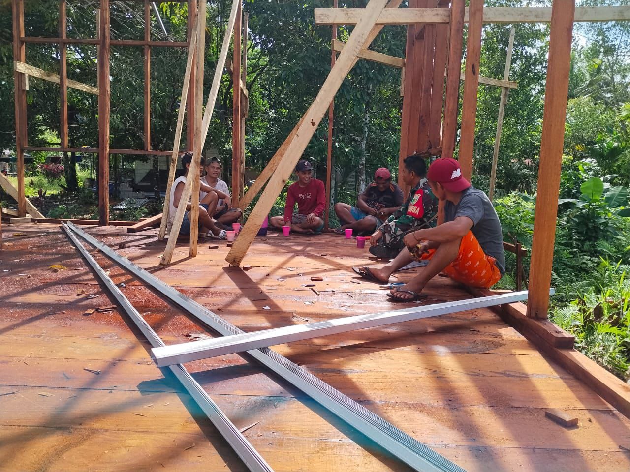 Babinsa Koramil 1710-06/Agimuga Laksanakan Komsos Untuk Mengetahui Situasi Di Wilayah Binaannya