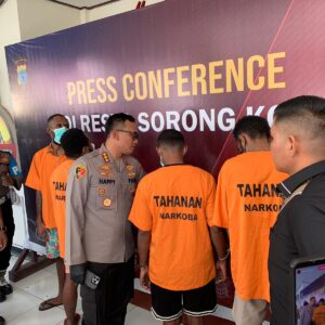 Polresta Sorong Kota Ungkap Jaringan Ganja Senilai Rp200 Juta, 4 Tersangka Diamankan Polresta Sorong Kota Ungkap Jaringan Ganja Senilai Rp200 Juta, 4 Tersangka Diamankan
