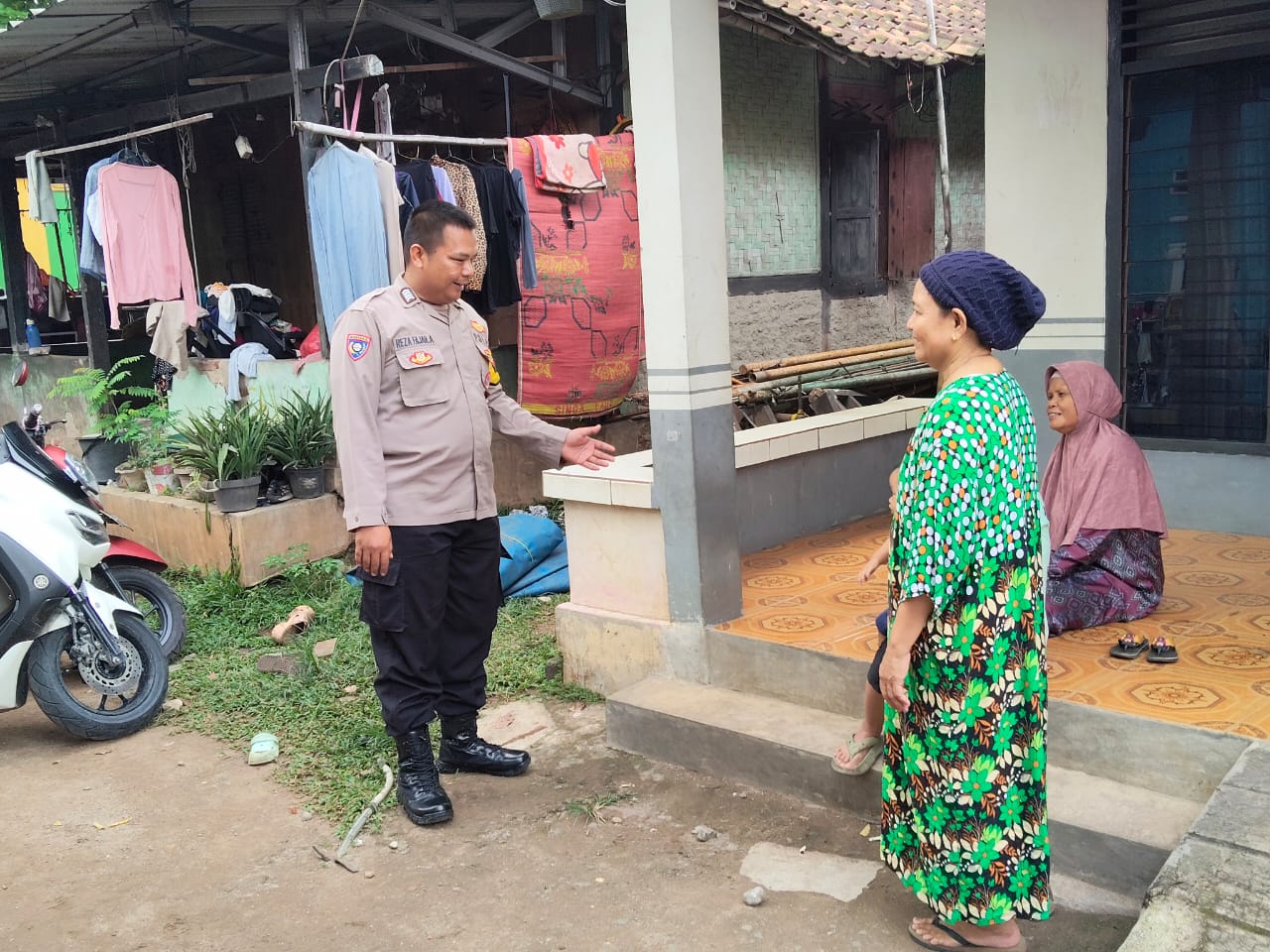 Bripka Reza Fajar Sambangi Warga Desa Bojong, Sosialisasikan Layanan 110 dan Edukasi Kamtibmas