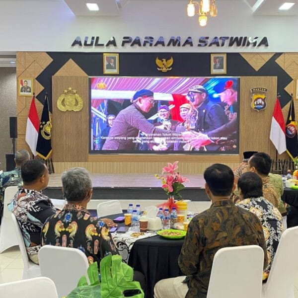 Polresta Tangerang Gelar Nobar Wayang Kulit "Amartha Binangun" dari Mabes Polri, Meriahkan HUT Bhayangkara ke-79