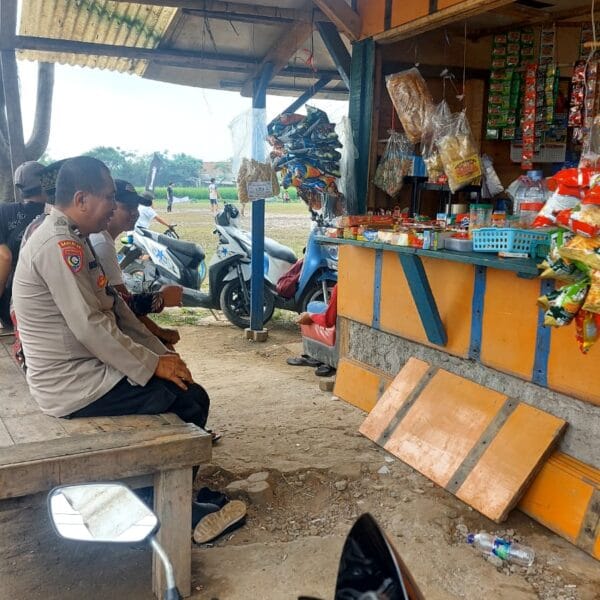 Warung Bhabinkamtibmas, Aiptu Mukhsodin Serap Aspirasi Warga di Warung Pak Maman