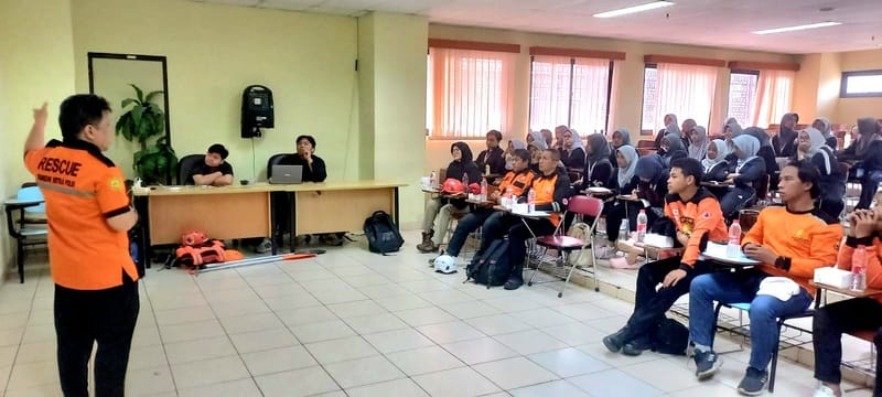 Senkom SAR Pusat Latih Mahasiswa UIN Jakarta dalam Pelatihan Water Rescue