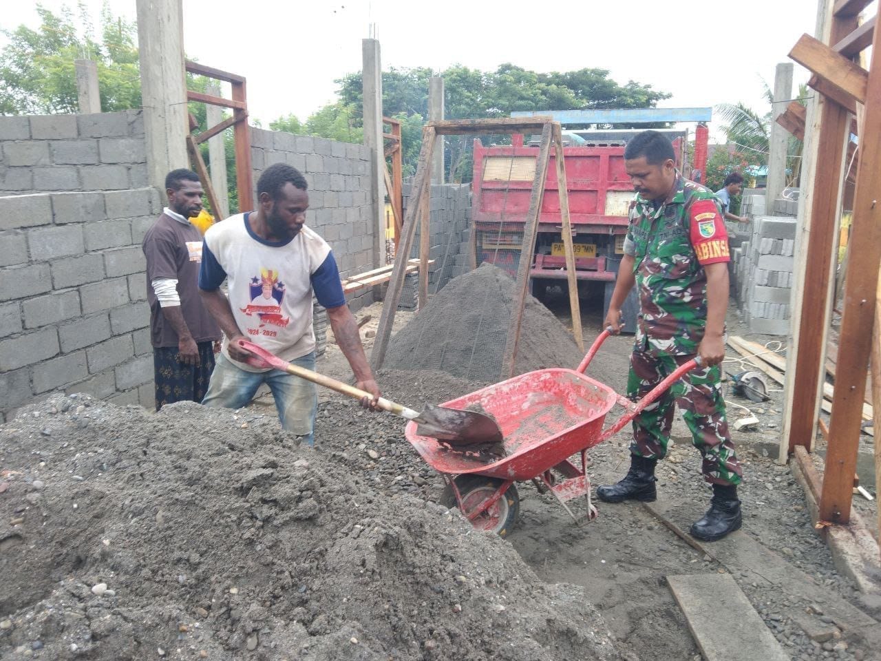 Perkokoh Kemanunggalan, Babinsa Koramil 1710-07/Mapurujaya Bantu Pembangunan Rumah Warga