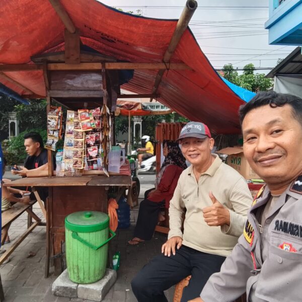 Bhabinkamtibmas Desa Bitung Jaya Sambangi Warung Binaan, Perkuat Silaturahmi dan Edukasi Kamtibmas