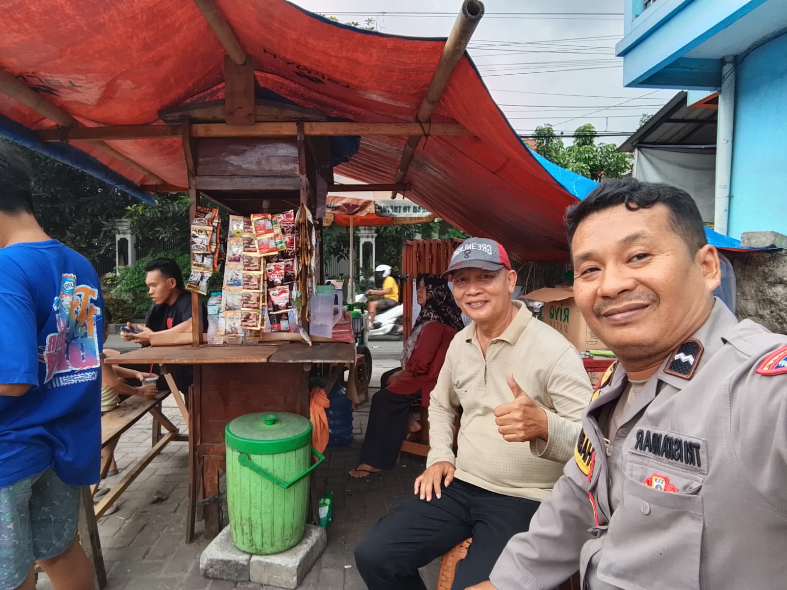 Bhabinkamtibmas Desa Bitung Jaya Sambangi Warung Binaan, Perkuat Silaturahmi dan Edukasi Kamtibmas
