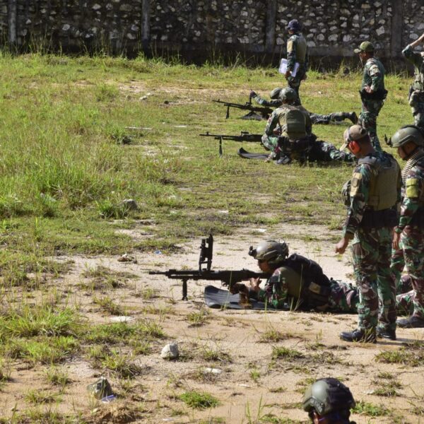 Tingkatkan Kemampuan Tempur, Satkopaska Koarmada III Gelar Latihan Menembak Senjata Bantu di Sorong