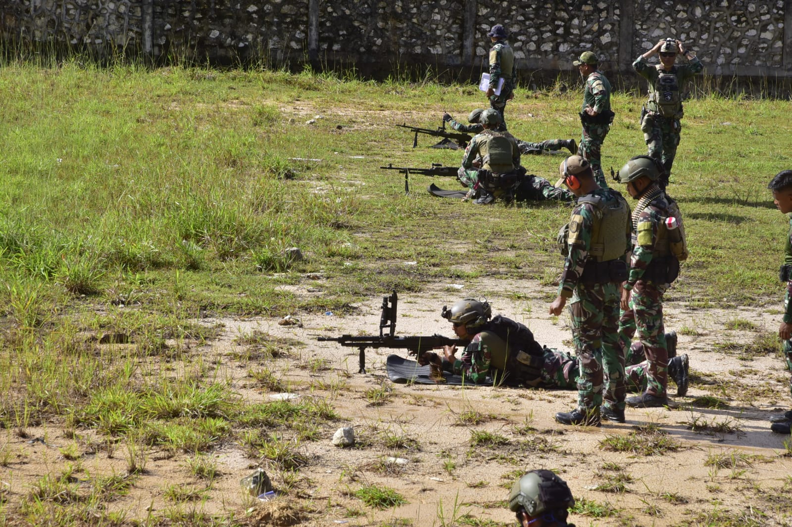Tingkatkan Kemampuan Tempur, Satkopaska Koarmada III Gelar Latihan Menembak Senjata Bantu di Sorong