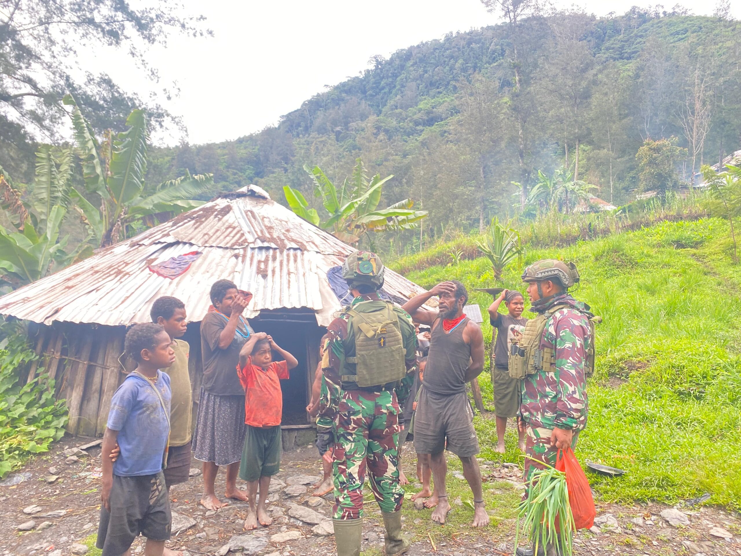 Tegur Sapa di Tanah Kabut: Satgas TNI Menyapa Hati, Bukan Sekedar Wilayah