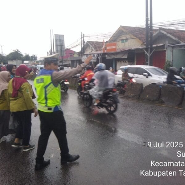 Polsek Cikupa Laksanakan Gatur Lalin Pagi di Depan PT Cingluh, Pastikan Arus Lancar dan Aman