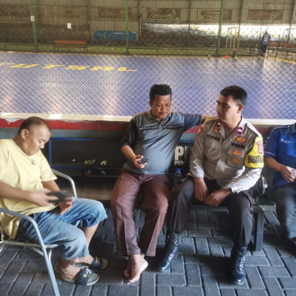 Bripka Ilyas Sambangi King Futsal Sukamulya, Jalin Kedekatan dengan Warga dan Sampaikan Pesan Kamtibmas