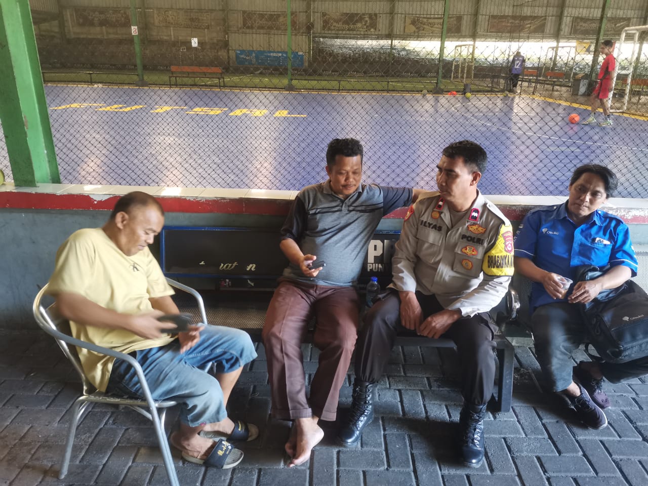 Bripka Ilyas Sambangi King Futsal Sukamulya, Jalin Kedekatan dengan Warga dan Sampaikan Pesan Kamtibmas