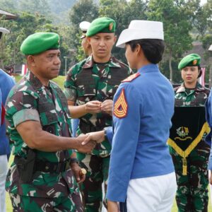 Gubernur Akmil Serahkan Penghargaan Taruna Terbaik Tingkat III dan IV Kecabangan TP 2024/2025