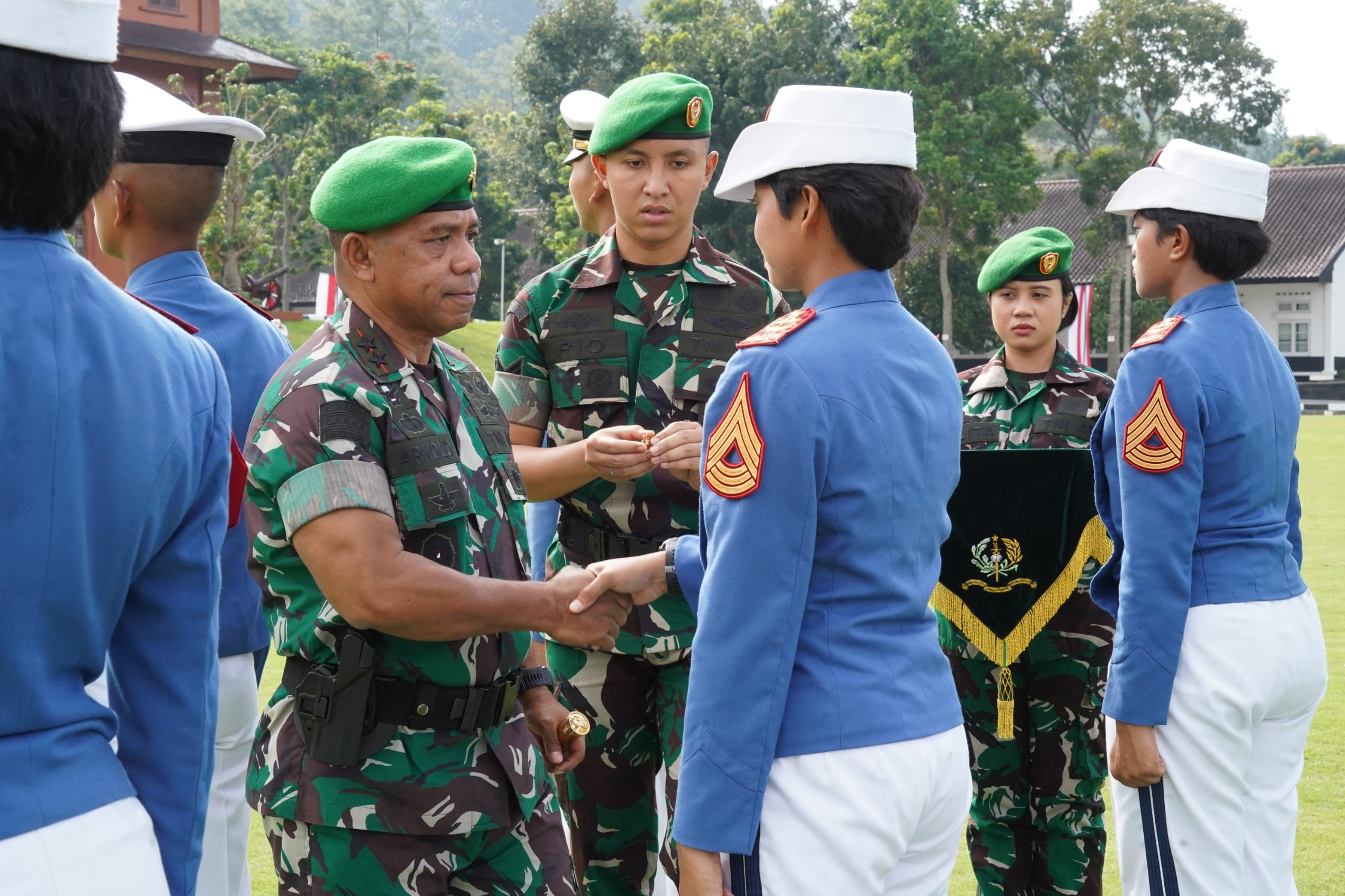 Gubernur Akmil Serahkan Penghargaan Taruna Terbaik Tingkat III dan IV Kecabangan TP 2024/2025