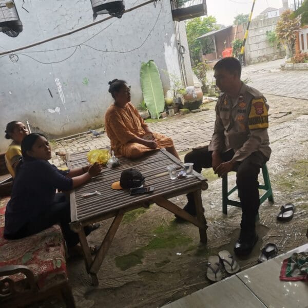 Bhabinkamtibmas Kelurahan Sukamulya Sambang Warga, Sampaikan Pesan Kamtibmas