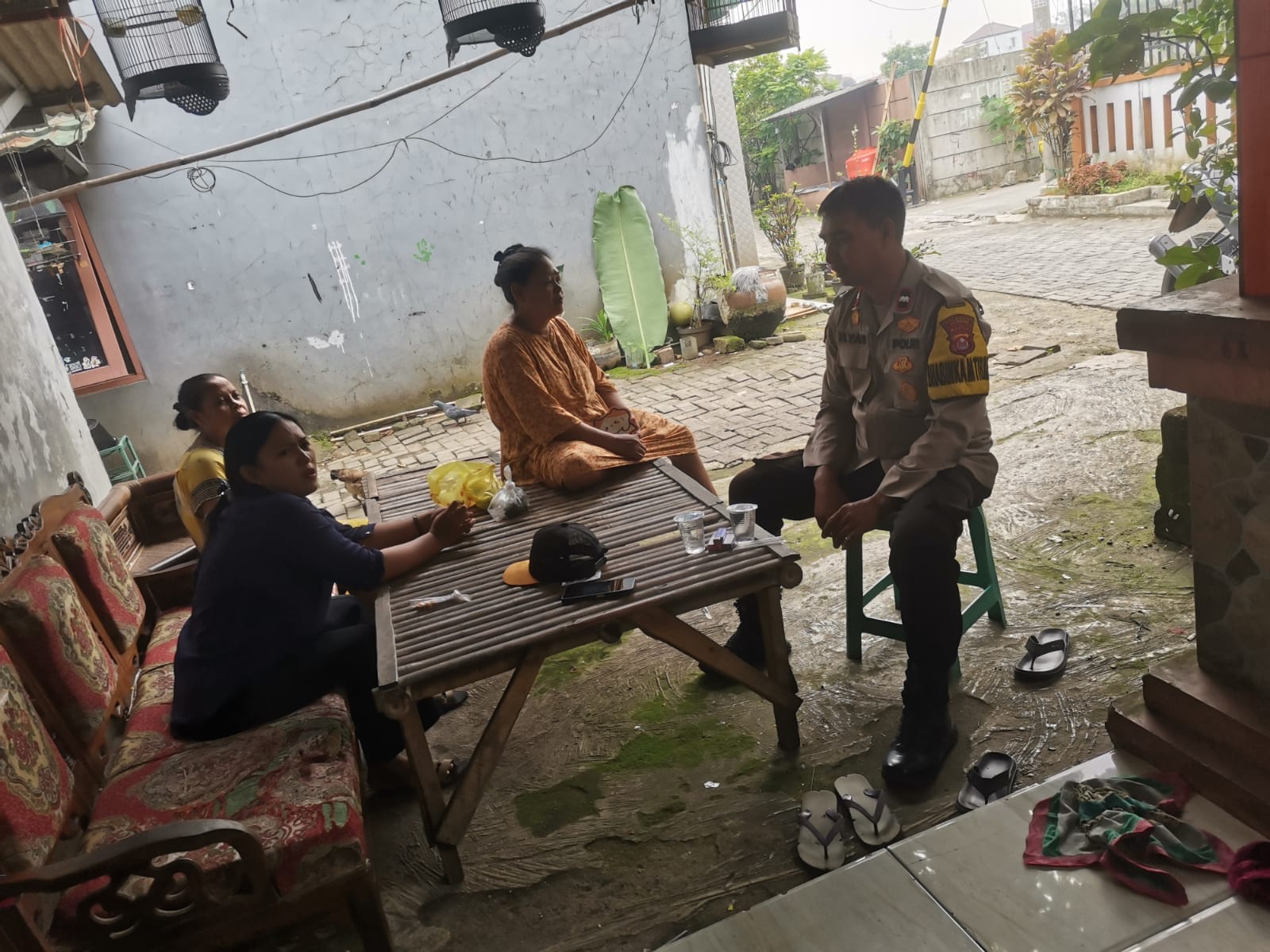 Bhabinkamtibmas Kelurahan Sukamulya Sambang Warga, Sampaikan Pesan Kamtibmas