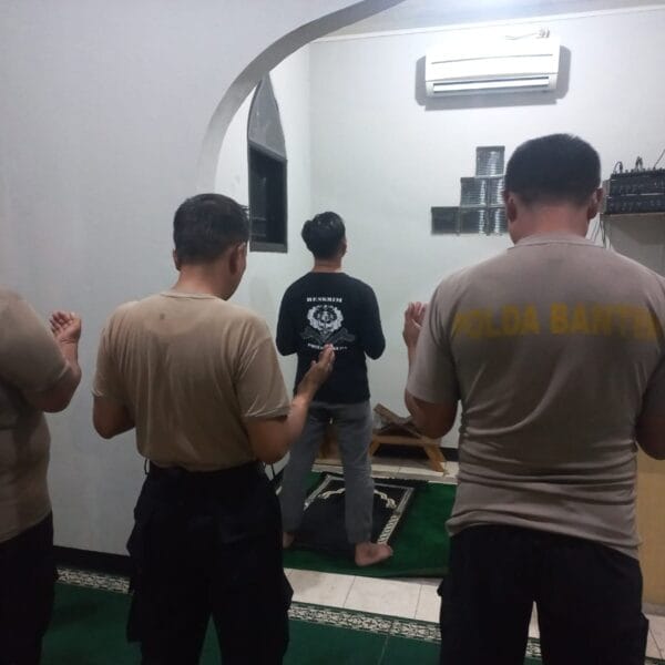 Personel Polsek Cikupa Laksanakan Sholat Subuh Berjamaah di Musholla Al Muttaqin