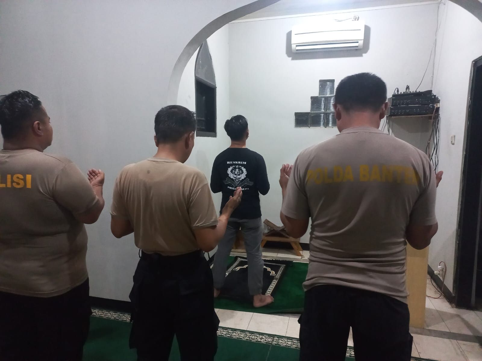 Personel Polsek Cikupa Laksanakan Sholat Subuh Berjamaah di Musholla Al Muttaqin