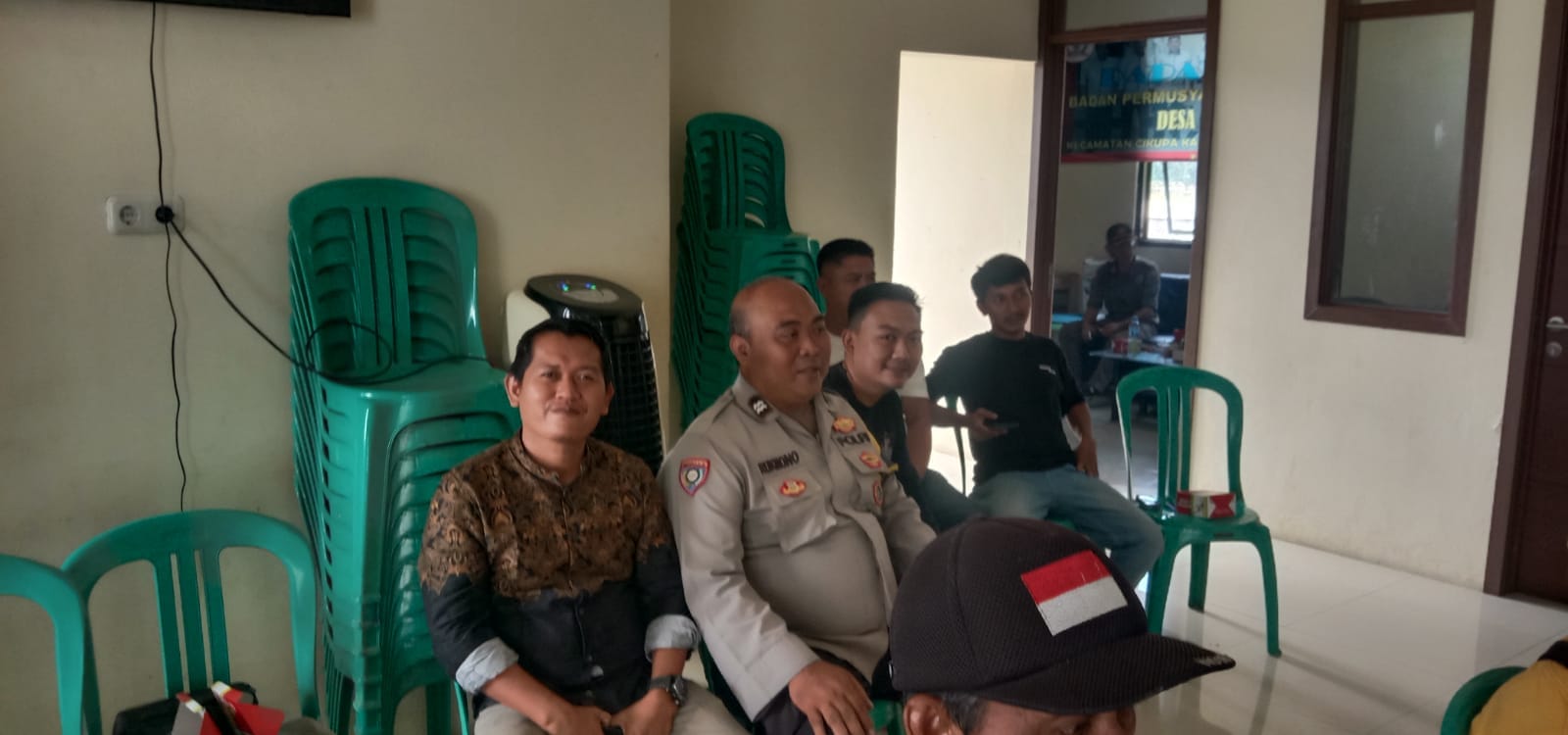 Bhabinkamtibmas Desa Budimulya Sambangi Aparatur dan Warga, Tegaskan Komitmen Jaga Kamtibmas