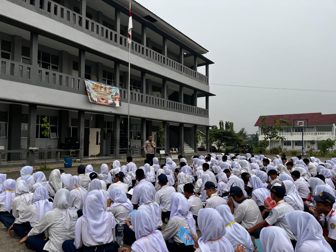 Bhabinkamtibmas Polsek Cikupa Sosialisasikan Bahaya Narkoba dan Tawuran Saat MPLS di SMAN 31 Kabupaten Tangerang