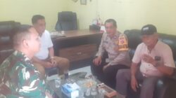 Bhabinkamtibmas Desa Sukadamai Sambangi Kantor Desa, Sampaikan Pesan Kamtibmas dan Bangun Komunikasi dengan Masyarakat