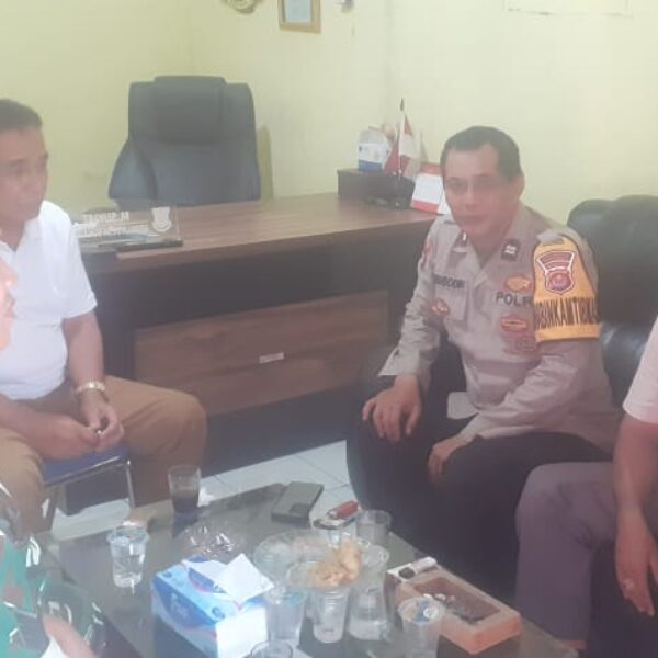 Bhabinkamtibmas Desa Sukadamai Sambangi Kantor Desa, Sampaikan Pesan Kamtibmas dan Bangun Komunikasi dengan Masyarakat