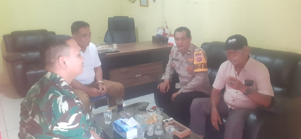 Bhabinkamtibmas Desa Sukadamai Sambangi Kantor Desa, Sampaikan Pesan Kamtibmas dan Bangun Komunikasi dengan Masyarakat