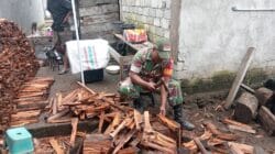 Pererat Tali Silaturahmi, Babinsa Kodim 1505 Tidore Bantu Warga di Bela Kayu Bakar Siapkan Acara Nikah