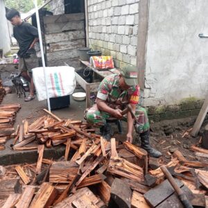 Pererat Tali Silaturahmi, Babinsa Kodim 1505 Tidore Bantu Warga di Bela Kayu Bakar Siapkan Acara Nikah Pererat Tali Silaturahmi, Babinsa Kodim 1505 Tidore Bantu Warga di Bela Kayu Bakar Siapkan Acara Nikah