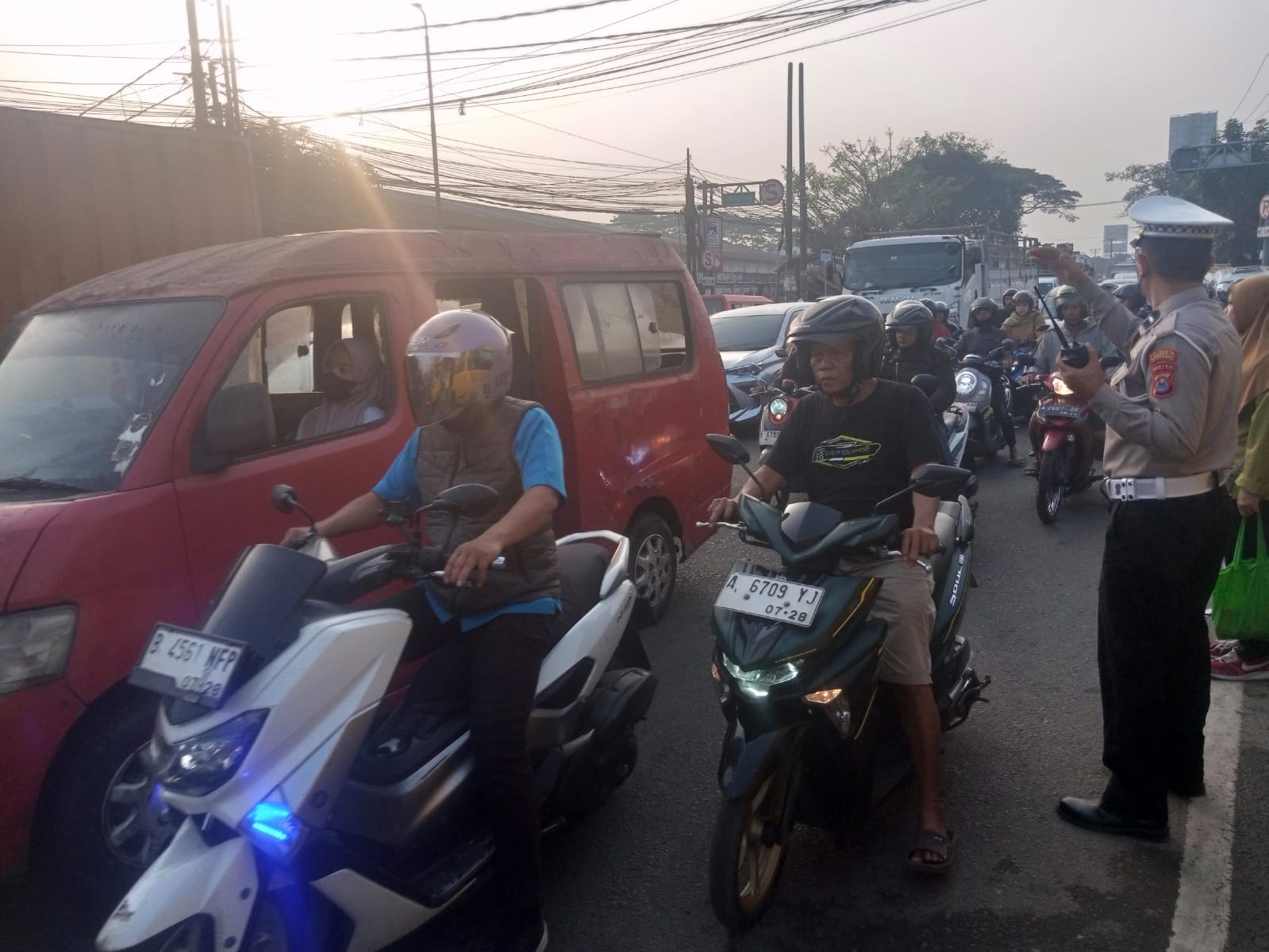 Personel Lantas Polsek Cikupa Laksanakan Pengaturan Lalu Lintas Pagi Hari di Jalan Raya Serang